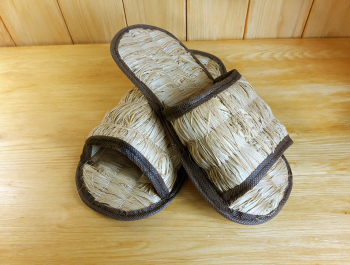 Шлепанцы из лыка.